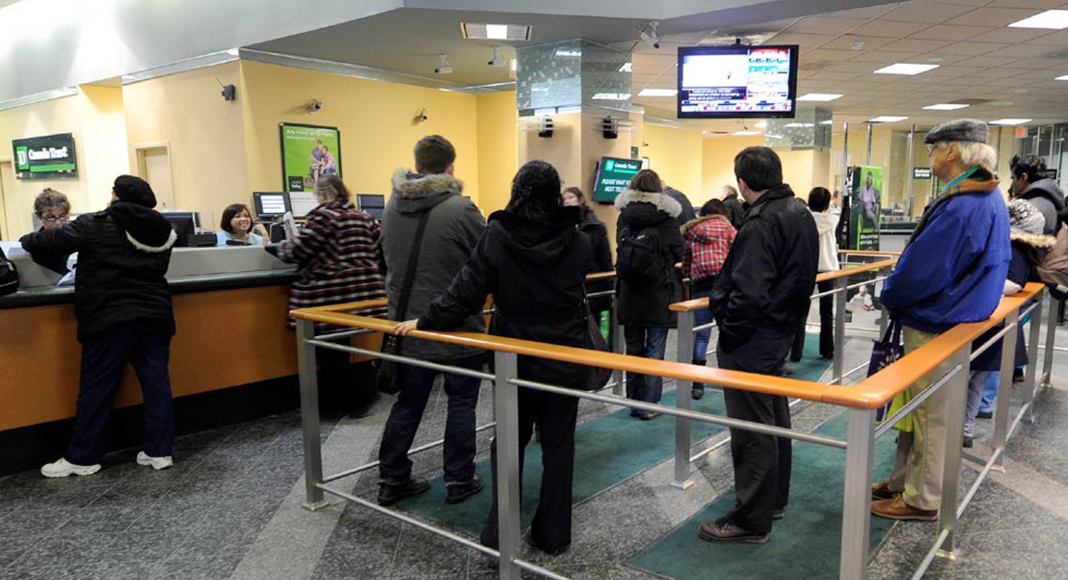 Une file d’attente dans une agence bancaire.
