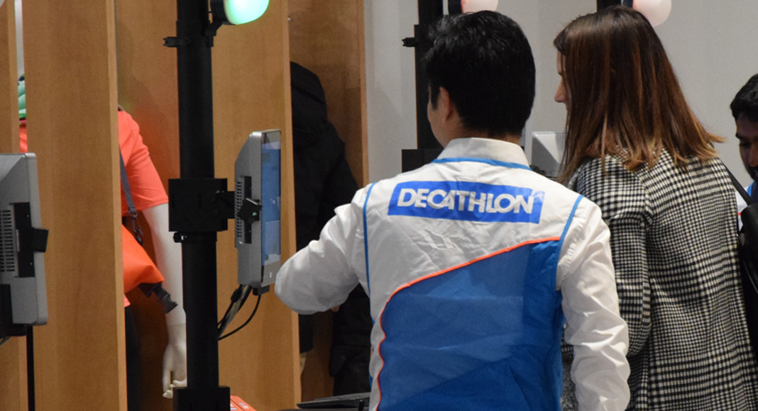 Un vendeur dans le nouveau magasin Decathlon de Montréal. (Photo Manuela Thonnel)