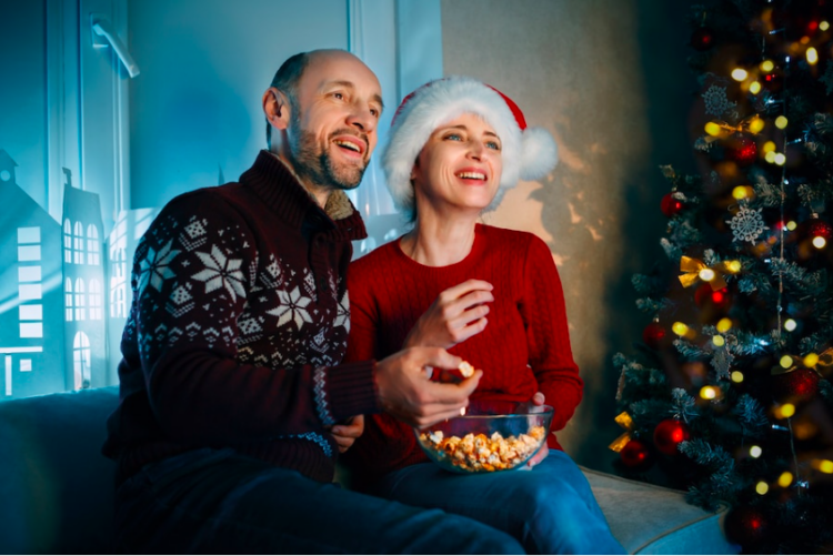 Couple devant un film de Noël (source : Freepik)