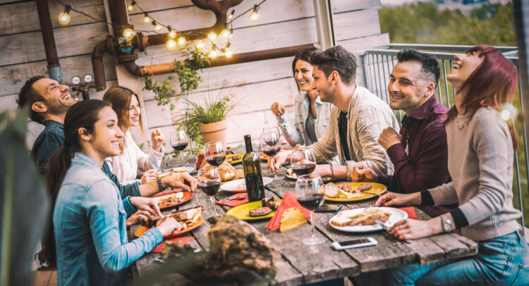 Repas, amis (crédit : Shutterstock)
