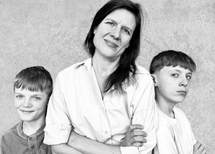 Célia Laguitton et ses deux fils présentent la pièce C'est toi qui as fait tomber l'arbre (crédit : Danielle Carignan)
