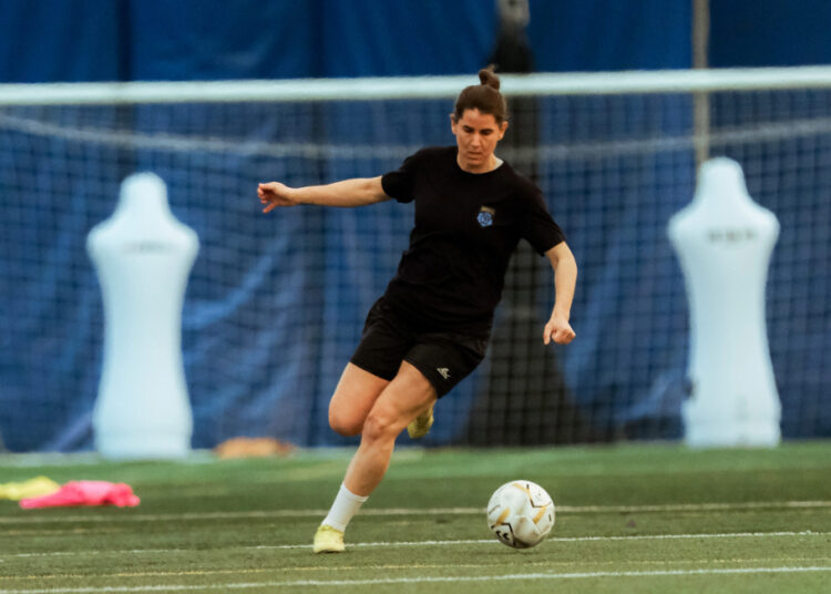 Une joueuse de soccer sur le terrain.